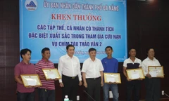 Các cá nhân được biểu dương khen thưởng. Ảnh Nguyễn Thành