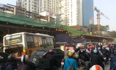 Đoạn đường tắc nghẽn sau khi chiếc xe buýt mắc kẹt.
