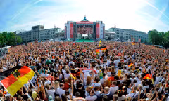 Biển người chào đón tuyển Đức 'vinh quy bái tổ'