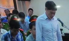 Video: Dương Tự Trọng bật khóc trước tòa