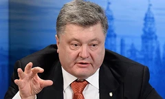 Tổng thống Ukraine Poroshenko thừa nhận không thể lấy lại bán đảo Crimea bằng vũ lực. Ảnh: AP