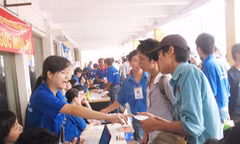 Sinh viên tình nguyện tiếp sức thí sinh thi đại học tại Hà Nội Ảnh: Hải Yến
