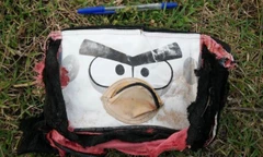 Chiếc túi in hình Angry Bird được tìm thấy, nghi của hành khách MH370. 