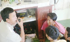 Người dân xã Bình Châu vẫn mòi mỏn ngồi bên trạm thông tin Icom chờ tin chồng con trở về từ tâm bão