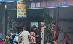 “Cây xăng” núp bóng trong tiệm sửa xe tại khu phố 4A, phường Trảng Dài, TP Biên Hòa, Đồng Nai. Ảnh: M.T 