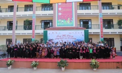 59 sổ tiết kiệm, 19.318 thẻ bảo hiểm tai nạn được trao cho các học sinh Lào Cai