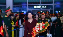 Lực lượng diễu binh, diễu hành trở về trong vòng tay đồng đội và người thân