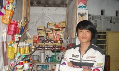 Huy với quầy họa phẩm siêu nhỏ