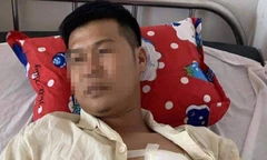 Đang làm việc với công an, nam thanh niên rút dao tự đâm vào ngực