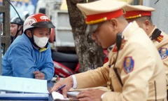 Người đàn ông ngồi xe máy vội ném lon bia đang uống dở khi thấy Cảnh sát giao thông