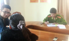 Người phụ nữ 60 tuổi làm việc với công an để xác minh số tiền đã nộp. Ảnh: T.H