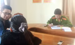 Người phụ nữ 60 tuổi làm việc với công an để xác minh số tiền đã nộp. Ảnh: T.H