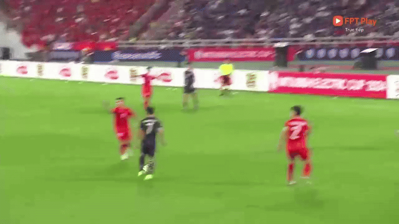 Tình huống ghi bàn khó chấp nhận của Supachok (ĐT Thái Lan) vào lưới ĐT Việt Nam. Ảnh: TPO. Tình huống ghi bàn khó chấp nhận của Supachok (ĐT Thái Lan) vào lưới ĐT Việt Nam. Ảnh: TPO.