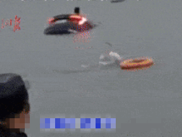 Zhang &quot;tự thân vận động&quot; vì muốn đến kịp giờ phỏng vấn cho công việc mà anh mơ ước. Ảnh: Jimu News.