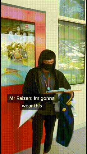 Thầy Raizen sung sướng vì được học trò tặng áo MU nên đã nhảy lên ăn mừng kiểu Ronaldo. Ảnh: Hudzaifah A.J.