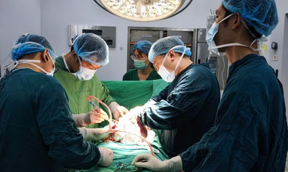 Cô gái mang khối u buồng trứng gần 3 kg mà không hay biết