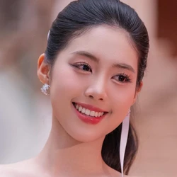 Á hậu Châu Anh thán phục sức bền các runner tại Tiền Phong Marathon