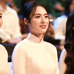 Á hậu Vân Nhi xúc động khi trưởng bản Mùa A Thi là Gương mặt trẻ tiêu biểu