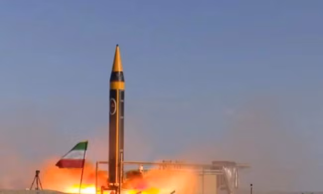 Tên lửa đạn đạo Khorramshahr-4 (Kheibar) của Iran là một trong những vũ khí có năng lực mạnh nhất trong kho tên lửa của Tehran. Được phát triển nhằm phục vụ mục đích răn đe chiến lược, tên lửa này mang đầu đạn nổ mạnh nặng 1.500-1.800 kg và có tầm bắn khoảng 2.000 km, đủ khả năng tấn công các mục tiêu quân sự trọng yếu trên khắp khu vực Trung Đông. Giới chuyên gia dự đoán phiên bản mới nhất của Kheibar có tầm bắn gấp đôi, đủ vươn tới lãnh thổ Ukraine. Trong ảnh: Iran phóng thử tên lửa Khorramshahr-4. Ảnh: Bộ Quốc phòng Iran/Turkiye Today.