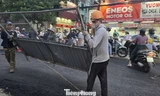 Hà Nội: Tháo dỡ tôn quây thi công, giải phóng nút thắt 'cổ chai' trên đường Nguyễn Tuân 