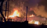 Xưởng nhựa bốc cháy ngùn ngụt trong đêm