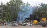 Một bãi rác trên đường Phạm Tu bị đốt trái phép