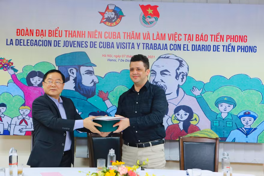 Nhà báo Lê Xuân Sơn - Tổng biên tập báo Tiền Phong, tặng quà lưu niệm cho đoàn thanh niên Cuba. (Ảnh: Trọng Tài)
