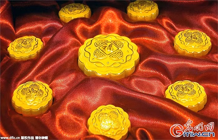 Một cửa hàng vàng ở Tô Châu (Trung Quốc) vừa giới thiệu sản phẩm bánh Trung Thu bằng vàng sắp được bán ra thị trường.