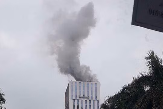 Khói bốc lên nghi ngút tại tầng cao tòa nhà.