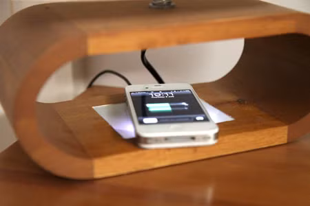 iPhone nhiễm điện khi sạc, cô gái bị giật chết
