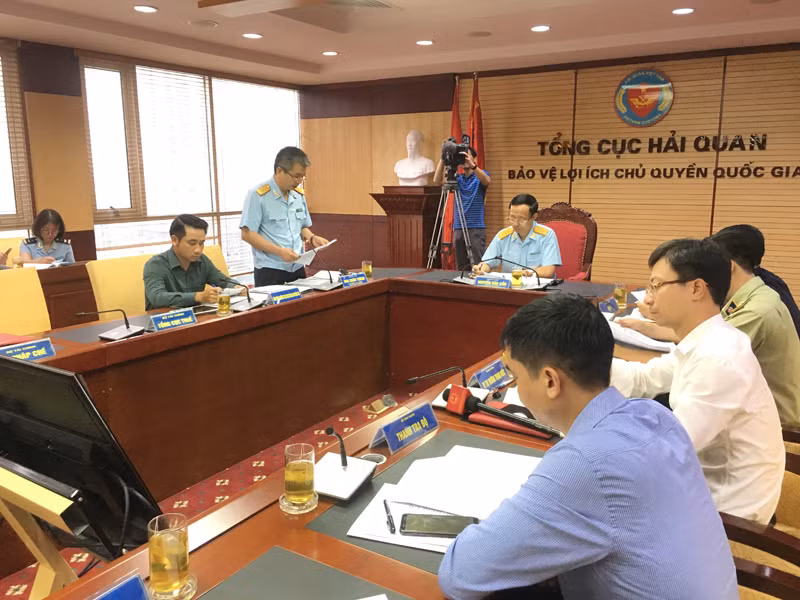Đại diện Tổng cục Hải quan báo cáo kết quả sơ bộ để các bên cùng thảo luận sáng 28/10. Ảnh: Tuấn Nguyễn