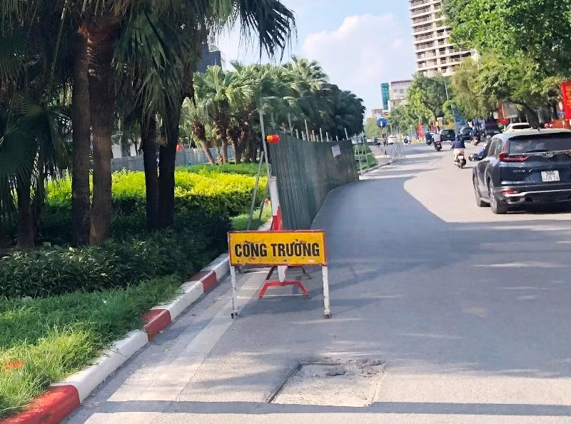 Yêu cầu các đơn vị thi công chỉ được xén dải phân cách vào ban đêm. Ảnh: A.Trọng
