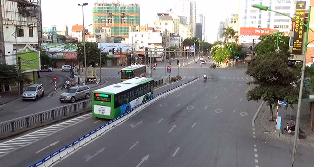 Sáng 2/9, ngày đầu tiên của kỳ nghỉ lễ Quốc khánh, đường phố trung tâm thủ đô Hà Nội không còn cảnh nhộn nhịp, ồn ã thường nhật. Phố Láng Hạ luôn ùn tắc vào giờ cao điểm buổi sáng, hôm nay vắng vẻ