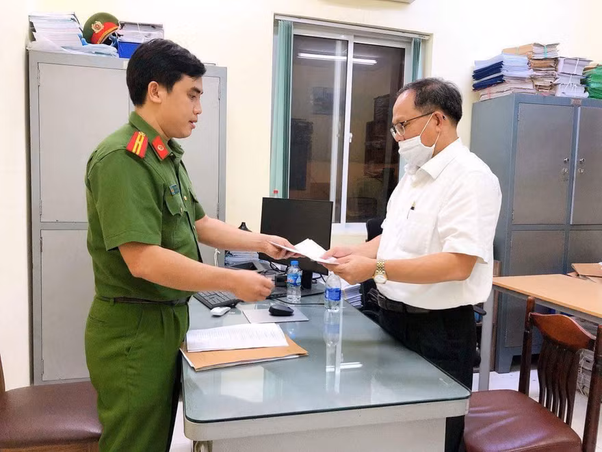 Công an TPHCM tống đạt khởi tố, bắt tạm giam ông Tất Thành Cang. Ảnh: Cơ quan công an cung cấp.