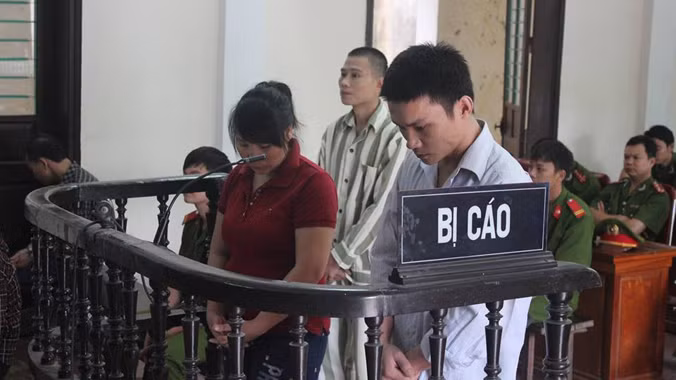 Lương Thị Mằn và Vi Văn Bún trước vành móng ngựa.