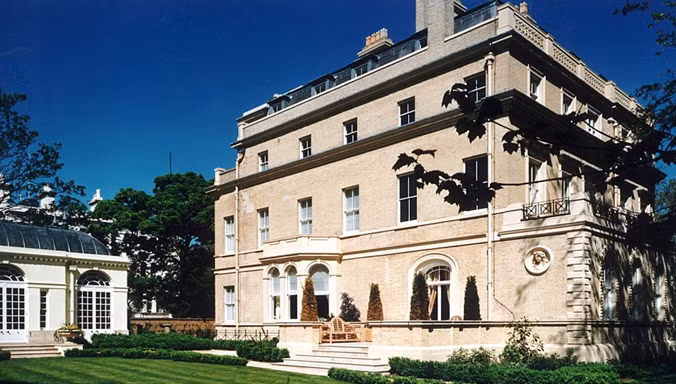 Dinh thự nằm ở khu phố lý tưởng ở London.