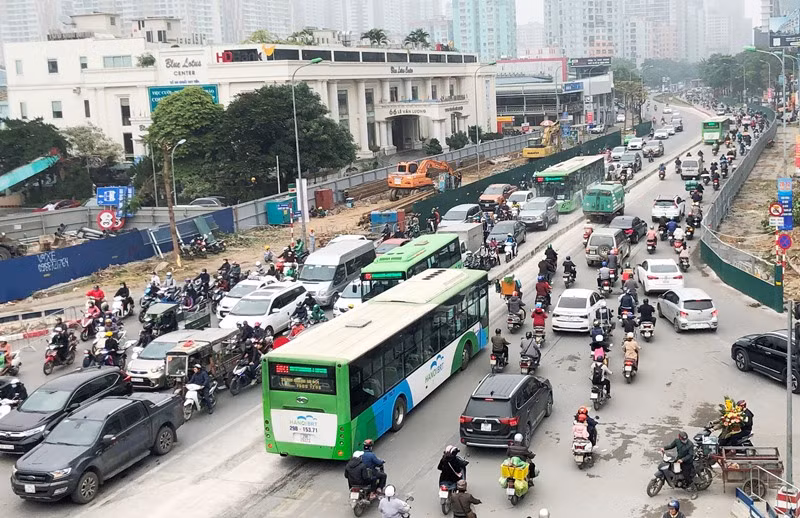 Phân luồng phương tiện qua công trường hầm chui Lê Văn Lương ra sao?
