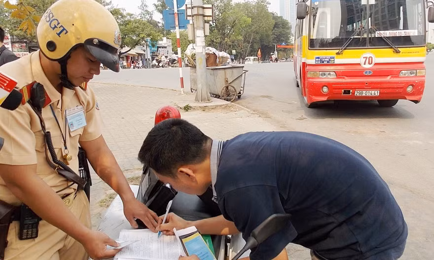 Quy định của Pháp luật không cấm người dân yêu cầu được xem kế hoạch của CSGT. Ảnh: Anh Trọng.