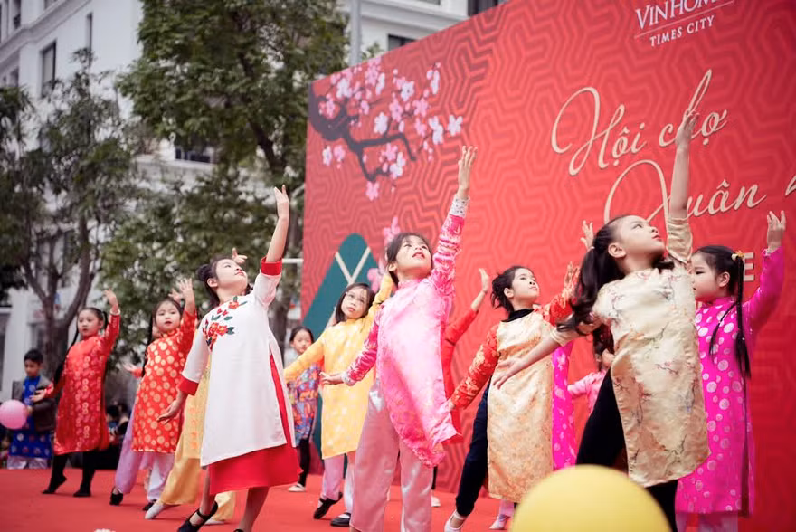 Cư dân nhí Vinhomes thể hiện năng khiếu ca vũ trong chương trình khai mạc