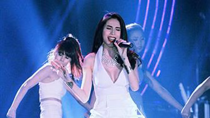 Thủy Tiên khoe thân nóng bỏng, Siu Black “đè bẹp” trai đẹp
