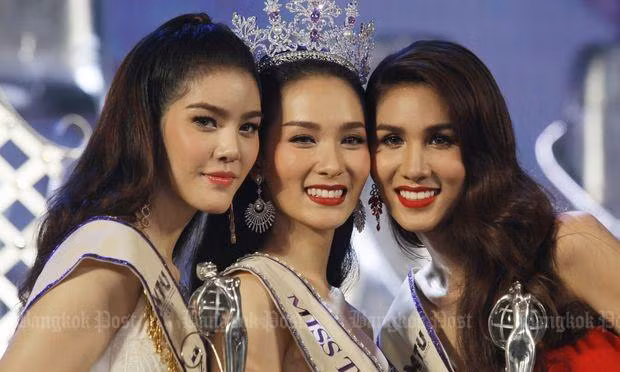 Tân Hoa hậu chuyển giới Jiratchaya Sirimongkolnawin cùng Á hậu 1 Minanan Santap (trái) và Á hậu 2 Lananda Wattanasivilaikun trong đêm đăng quang.