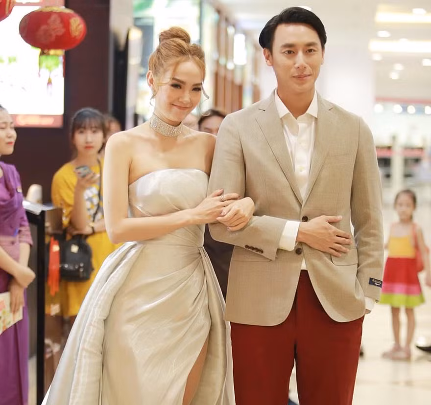 Minh Hằng, Rocker Nguyễn tình tứ trong buổi ra mắt phim "Sắc đẹp ngàn cân"