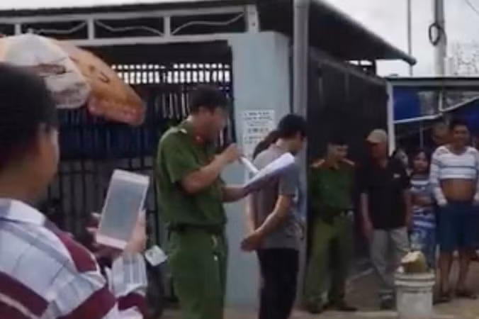 Công an thị trấn Dương Đông bêu rếu tên người mua dâm ở ngoài đường.