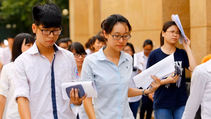Thí sinh dự thi vào trường Học viện Ngân hàng năm 2014. ảnh: Như Ý