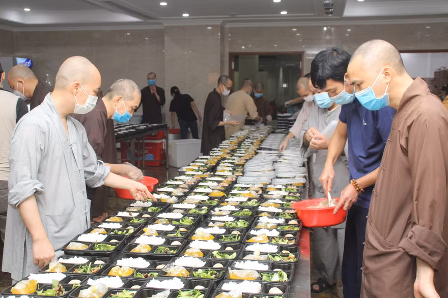 Giáo hội kêu gọi tăng, ni, Phật tử tiếp tục chung tay cùng chính quyền địa phương phòng, chống dịch. Ảnh: NGÔ TÙNG