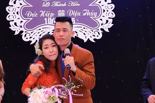 Hiệp Gà và người vợ thứ 3 trong lễ cưới hồi tháng 4/2016.