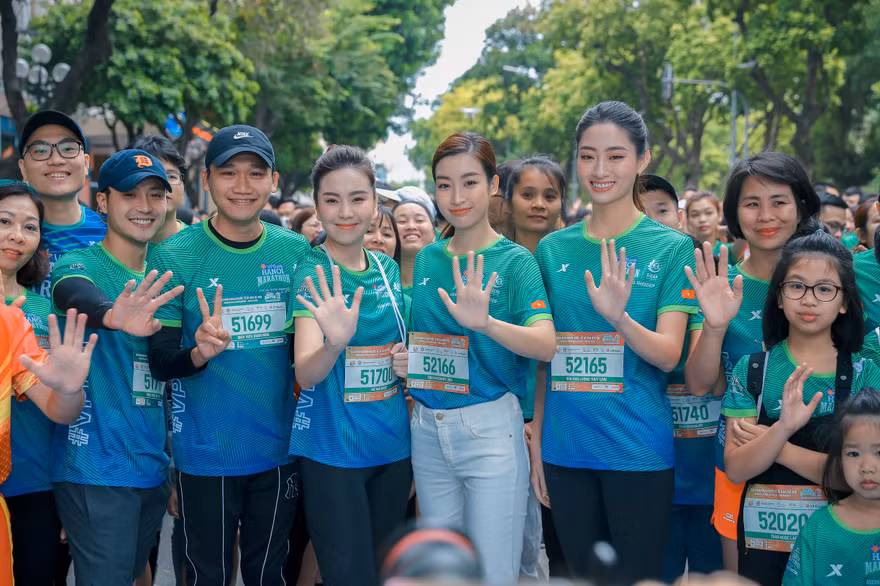 Dàn hoa hậu, nghệ sĩ chạy tại Bờ Hồ