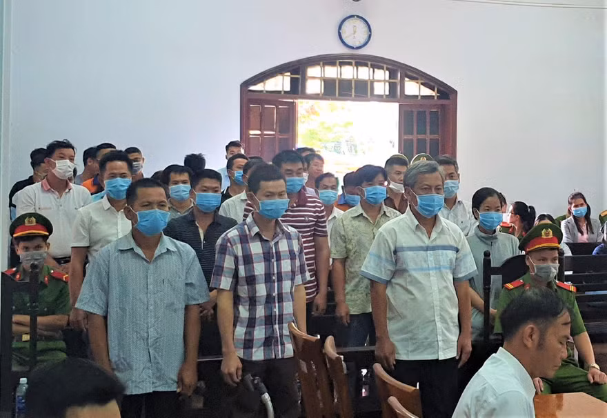 Các bị cáo nghe HĐXX công bố quyết định trả hồ sơ vụ án