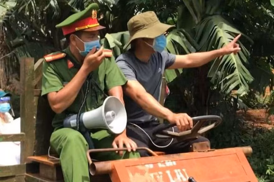 Công an cùng cán bộ địa phương đi máy cày vào tận buôn làng tuyên truyền phòng dịch