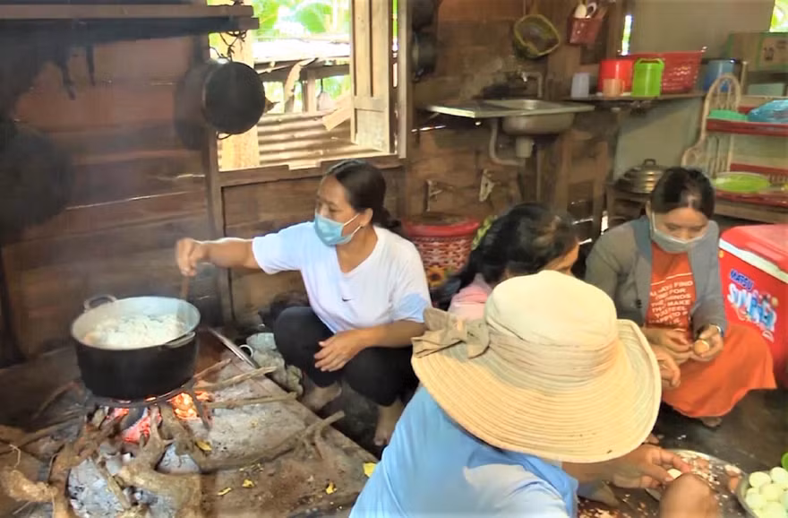 Các chị, các mẹ người Êđê nấu ăn tặng người dân khu cách ly